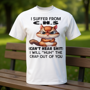 Camiseta sarcástica con diseño de cita humorística: Sufro de la maldita mierda que te pasa a ti. - Product Image 3