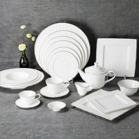 Service de table élégant en porcelaine fine au design vintage, assiettes carrées blanches en céramique avec bordure argentée pour le restaurant