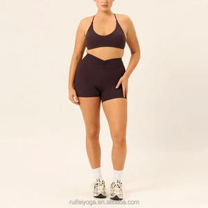 طقم رياضي نسائي مكون من قطعتين مع حمالة صدر رياضية مرنة مفتوحة الظهر وشورت قصير بتصميم مخصص - Product Image 5