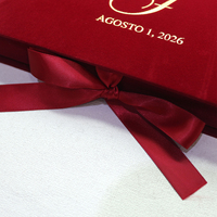 Boîte d'invitation de mariage de luxe en velours rouge bordeaux avec couverture rigide, monogramme doré pour couple, pour ensemble de papeterie de réception de mariage