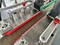 Machine automatique de fermeture de capsulage de bouchon de couvercle de bouteille de gel d'huile essentielle de shampooing en plastique à vis