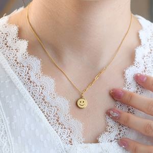 Collares con Colgante Modernos 2026, Joyería Minimalista Hipoalergénica, Acero Inoxidable 316L, Chapado en Oro PVD de 18k, Collar con Diseño de Sonrisa para Mujer - Product Image 4