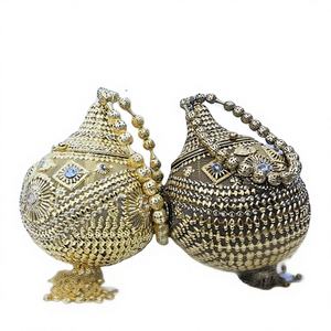 Clutch de Metal Hecho a Mano por Craftstages International, con Diseño de Corazón de Perlas, Forro de Satén, Cierre de Solapa y Correa de Anillo, Ideal para Bodas - Product Image 1