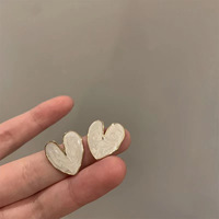 Boucles d'oreilles géométriques coréennes, style vintage français, couleur blanche, grand cœur, boucles d'oreilles à clous de luxe pour femmes et filles