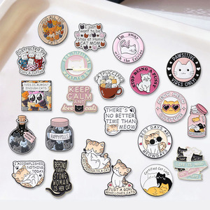 Adorables badges métalliques en émail souple, motifs chatons de dessin animé et textes, décoratifs, vente en gros - Product Image 1