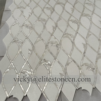 Mosaïque de carreaux en marbre blanc de Carrare et vert d'Inde, motif floral et feuillage découpé au jet d'eau