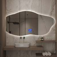 Miroir de salle de bain rétro-éclairé mural irrégulier avec capteur tactile anti-explosion et étanche à l'eau pour hôtel et maison