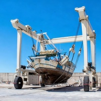 Grue de levage de bateaux marins avec système de palan mobile pour le levage et la manutention de navires en chantier naval
