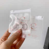 Petite pochette en PVC givré imprimé avec logo personnalisé pour bijoux Sacs d'emballage transparents de luxe Sac en plastique réutilisable à fermeture éclair en poly