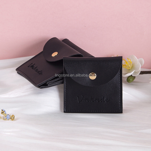 Pochette en cuir PU personnalisée 8x8cm pour bijoux, vente en gros, noire, pour bagues, bracelets, colliers, avec bouton-pression et gaufrage - Product Image 5