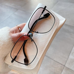 Gafas de sol cuadradas Qianai para mujer, montura dorada, lentes degradados grises, protección UV400, diseño irregular G5-77886 - Product Image 3