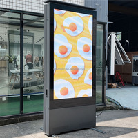 Affichage Totem LED Extérieur Étanche Lisible en Plein Soleil pour Signalisation Numérique dans les Entrées de Magasins de Détail et les Centres Commerciaux