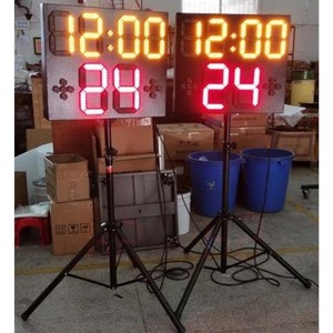 Tableau de score de basketball LED extérieur avec minuteur de compte à rebours de 24 secondes, panneau arrière en aluminium rouge et jaune, hauteur réglable, pour utilisation sur terrain de basketball - Product Image 1