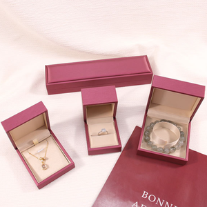 Boîte à bijoux rectangulaire en cuir PU avec logo personnalisé estampé à chaud pour bagues, pendentifs, bracelets et joncs – Vente en gros - Product Image 5