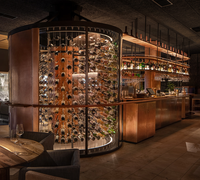 Vitrine à vin classique pour taverne, vitrine personnalisée en acier et marbre, rangement traditionnel pour spiritueux de pub, présentoir commercial avec éclairage LED