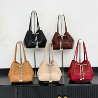 Sac à main pour femme en PU tressé avec logo personnalisé, chaîne de perles, sac seau à cordon, sac à bandoulière grande capacité tricoté, vente en gros d'usine
