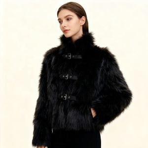 Nuovo Cappotto Invernale da Donna Boying in Ecopelliccia di Volpe - Giacca Integrata in Finta Pelliccia Tinta e Tessuta, Ecologica e Personalizzabile - Product Image 3