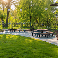 Table d'extérieur modulaire en arc segmenté, aménagement flexible, plateau en bois naturel, structure en acier thermolaqué, mobilier public de rue