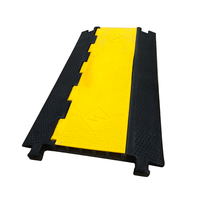 Rampe de protection de câble carrée en PVC à 5 canaux et défenseur croisé pour usage public, grande capacité