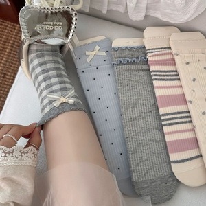 Chaussettes mi-mollet pour femmes, style décontracté, motif nœud, respirantes, en fibre de polyester, chaudes, style jeune - Product Image 2