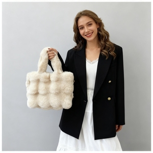 Nuova Borsa a Mano da Donna, Moda Invernale, Tinta Unita, Grande Capacità, Borsa a Tracolla in Peluche per il Pendolarismo - Product Image 3