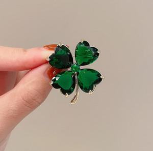 Broche Trevo de Quatro Folhas Símbolo da Sorte, de Alta Qualidade, com Esmeralda Brilhante e Cristal de Strass, Alfinete Elegante, Acessório de Nicho Requintado - Product Image 2