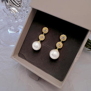 Pendientes E3626 Golden Drop con Perla Cultivada AAA, Diseño de Flor Blanca Redonda, Engaste de Bisel, Joyería Clásica para Bodas de Mujer - Product Image 5