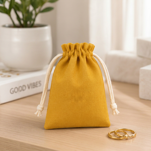 Sac cadeau en coton vert olive avec cordon de serrage, logo personnalisé, durable, écologique, petite pochette anti-poussière en coton mousseline - Product Image 1