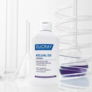 Nouvel emballage Ducray Densi-Solution <span class=keywords><strong>DS</strong></span> Shampooing antipelliculaire et <span class=keywords><strong>anti</strong></span>-démangeaisons 100 ml en flacon Apaisant pour cuir chevelu séborrhéique - Product Image 3