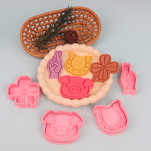 Ensemble de découpoirs à biscuits en plastique écologique en forme de tête de cochon et de trèfle à quatre feuilles de la série Lucky pour la pâtisserie au fondant - Product Image 1