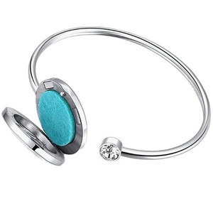 Brazalete Abierto de Acero Inoxidable con Baño de Oro PVD de 18K, Difusor de Aromaterapia con Rosa, Cristales y Diamantes de Imitación |   Joyería con Aceites Esenciales - Product Image 4