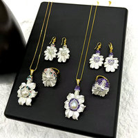 Collier de perles CH-LHN2101 avec pendentif fleur en coquillage incrusté de cristaux, breloque fleur, collier de perles incrustées de cristaux, vente en gros