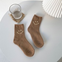 Vente en gros de chaussettes éponge pour le visage souriant Chaussettes pour femmes à friser de couleur unie Chaussettes personnalisées épaisses et chaudes souriantes pour le visage