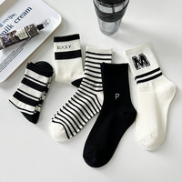 Chaussettes mi-mollet pour femmes à rayures noires et blanches, chaussettes de sport à motif de lettres printemps-automne, chaussettes en coton absorbant l'humidité
