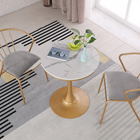 Ensemble table et chaises nordiques pour balcon, idéal pour les espaces de loisirs, les salons de thé et les boutiques de desserts.