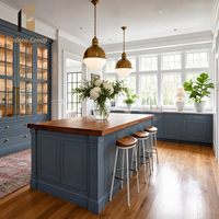 Finition bleu marine pour armoires de cuisine style Shaker, design moderne, pour les cabinets de cuisine des immeubles d'appartements.