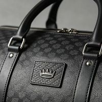 Étiquette personnalisée en cuir PU avec bordure métallique peinte pour sacs, étiquettes de vêtements à coudre, accessoires de confection, vente en gros, usine OEM
