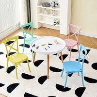 Chaises de mariage empilables modernes en plastique avec dossier croisé pour événements hôteliers, banquets, cérémonies – Durables, légères et stables