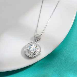 Feiner Schmuck: Tortenförmiger 2-Karat-Moissanit-Anhänger mit modischer 925er Sterlingsilber-Kastenkette für Damen - Product Image 6