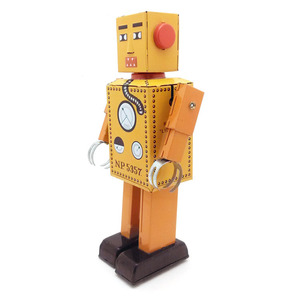 Robot rétro vintage personnalisé en fer blanc à remonter, à grandes dents en acier et à face carrée, jouet de collection mécanique, accessoire de photographie et objet de bureau - Product Image 2