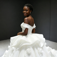 Robe de mariée de luxe faite main, grande taille, coupe trapèze, épaules dénudées, en dentelle, avec appliques et détails à volants, et traîne chapelle