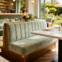 Ensemble de mobilier élégant et moderne : Tabourets de bar carrés en pierre frittée et velours vert, table, chaise, canapé et banquette pour café, restaurant, hôtel