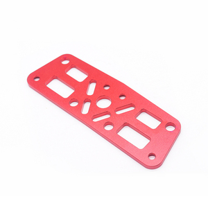 แผ่นอะลูมิเนียม CNC แบบกำหนดเอง สีแดงอะโนไดซ์  แผ่นรองหลังแบบกลึง CNC  ชิ้นส่วนยึดแบบเจาะรูด้วยเลเซอร์ - Product Image 3