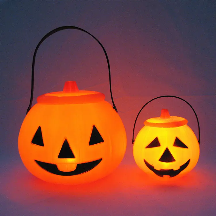 Herramientas de decoración para niños de Halloween Cubo de caramelo de calabaza de plástico LED