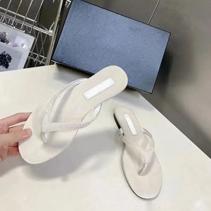Sandales plates décontractées en <span class=keywords><strong>cuir</strong></span> pour <span class=keywords><strong>femme</strong></span>, style tongs, avec logo triangle métallique, collection été 2026 – Idéales pour la plage et le quotidien en extérieur - Product Image 3