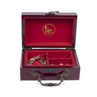Boîte à bijoux vintage rectangulaire en bois rouge, étui de rangement rétro à charnières avec poignée métallique et serrure, organisateur doublé de velours pour bagues et colliers