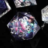 LuxeRoll – Ensemble de 7 dés en résine avec planètes suspendues et dés polyédriques à perles flottantes pour collection de jeux de rôle, cadeau, dés de D&D