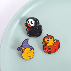 Alfileres esmaltados de pato de Halloween, patito de bruja con calabaza, parca, pato, temporada espeluznante, broches, insignia de solapa, regalo de joyería para amigos - Product Image 1