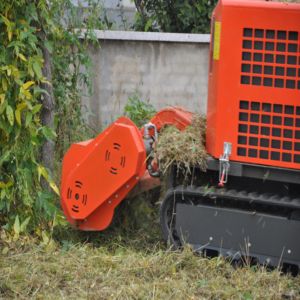 Débroussailleuse sur chenilles JINKE neuve à moteur diesel puissant pour le défrichement forestier, le débroussaillage des sous-bois et la tonte des bords de rivière - Product Image 4