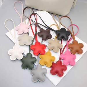 สายคล้องกระเป๋าหนัง PU แบบกำหนดเอง พร้อมจี้รูปดอกไม้สำหรับตกแต่งกระเป๋า - Product Image 2
